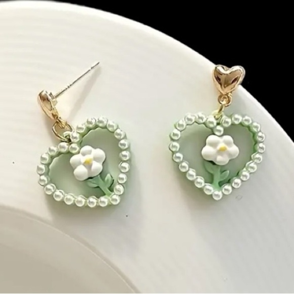 Cottage Core Flower Pearl Heart Gold Toned Stud Earrings - Picture 3 of 3